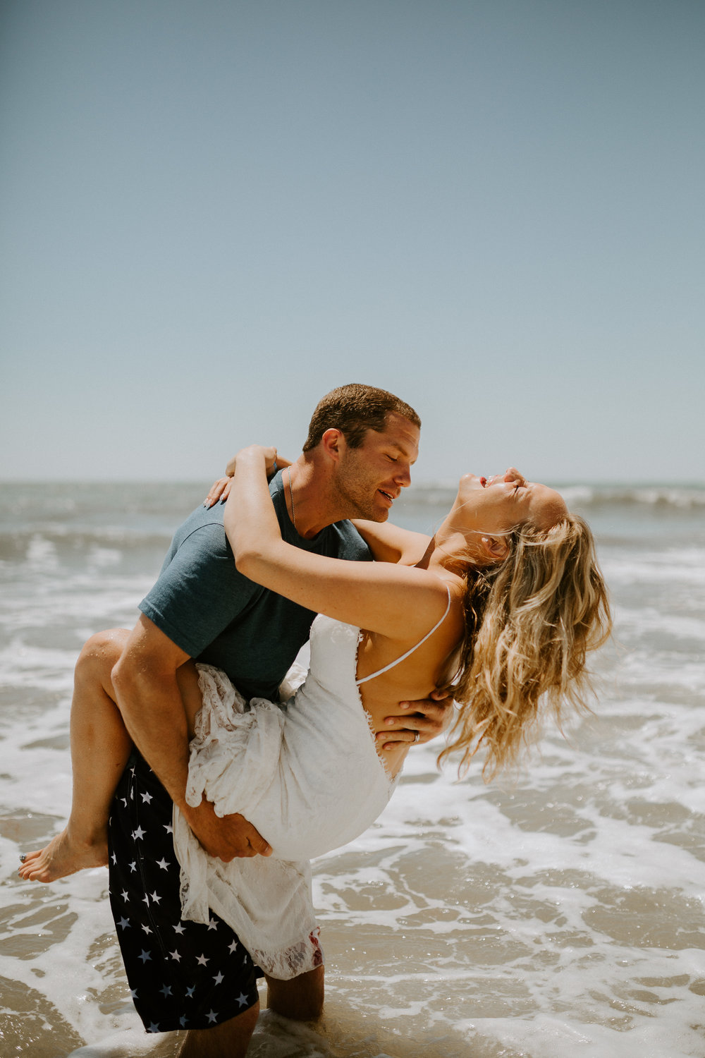 romantic couple photo on the beach