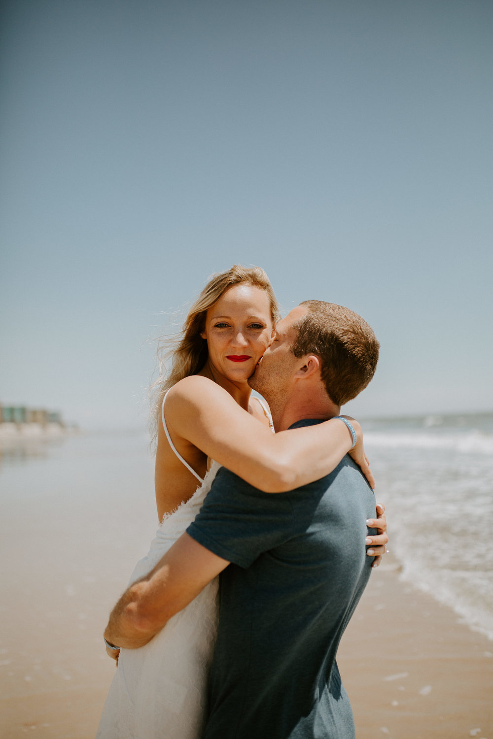 couples photo shoot in north Carolina on the beach