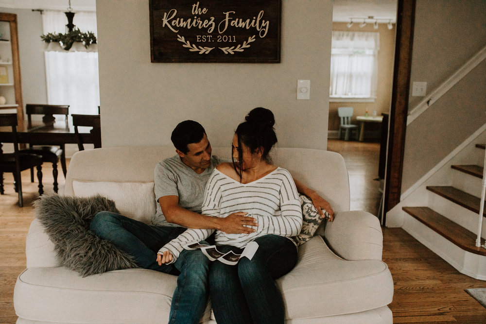 cleveland-pregnancy-announcement-in-home-session