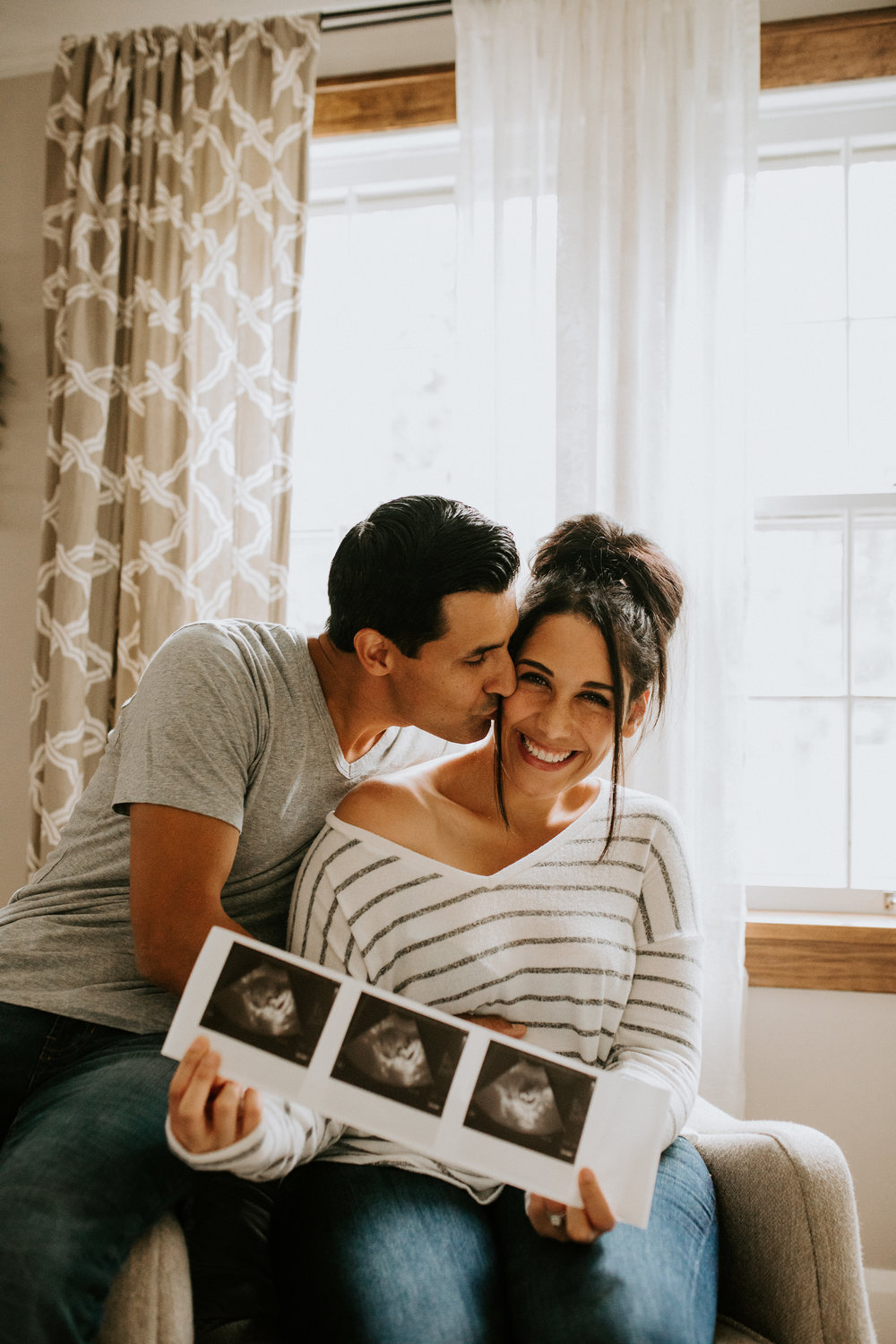 in-home-pregnancy-announcement-photoshoot