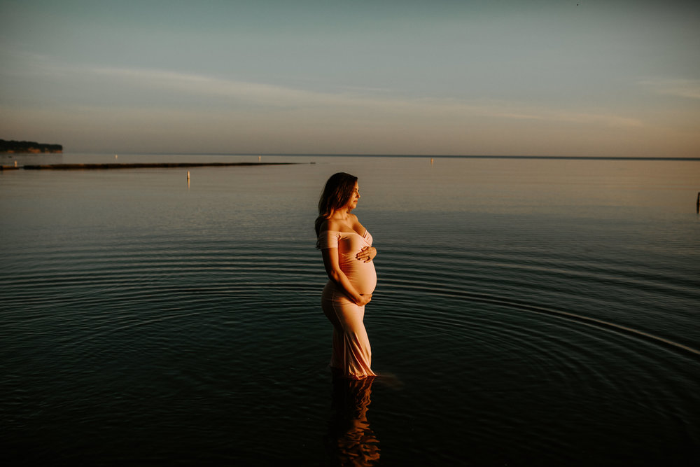 water maternity photos at edgewater park in cleveland